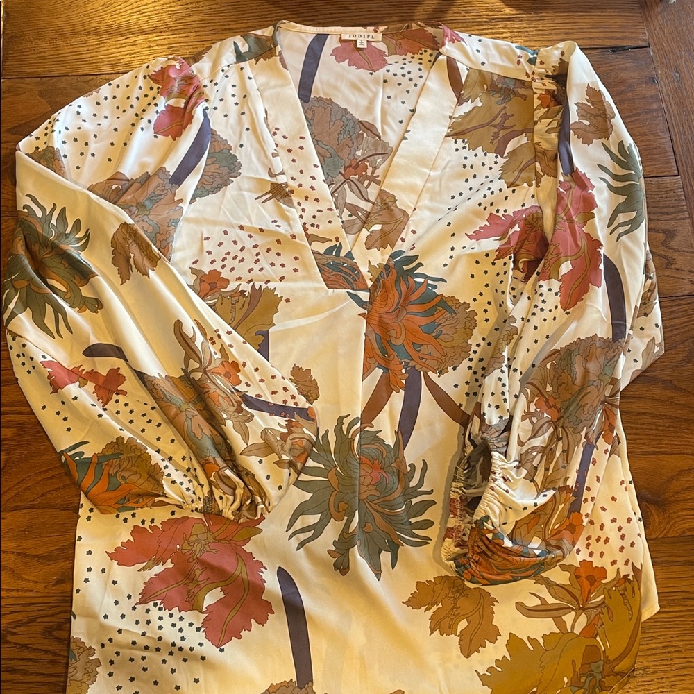JODIFL Multicolor Floral V-Neck Top